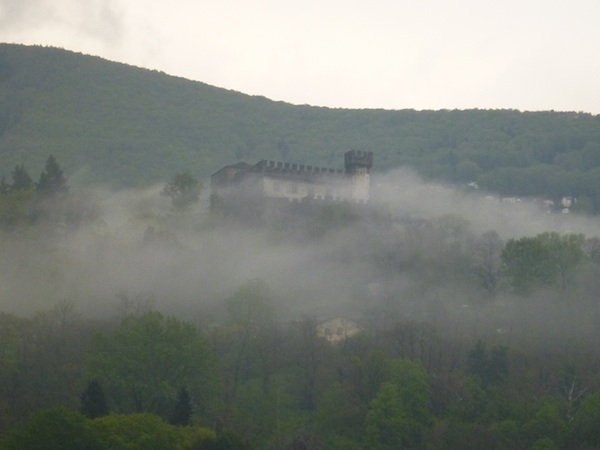 Sasso Corbaro con nubes2