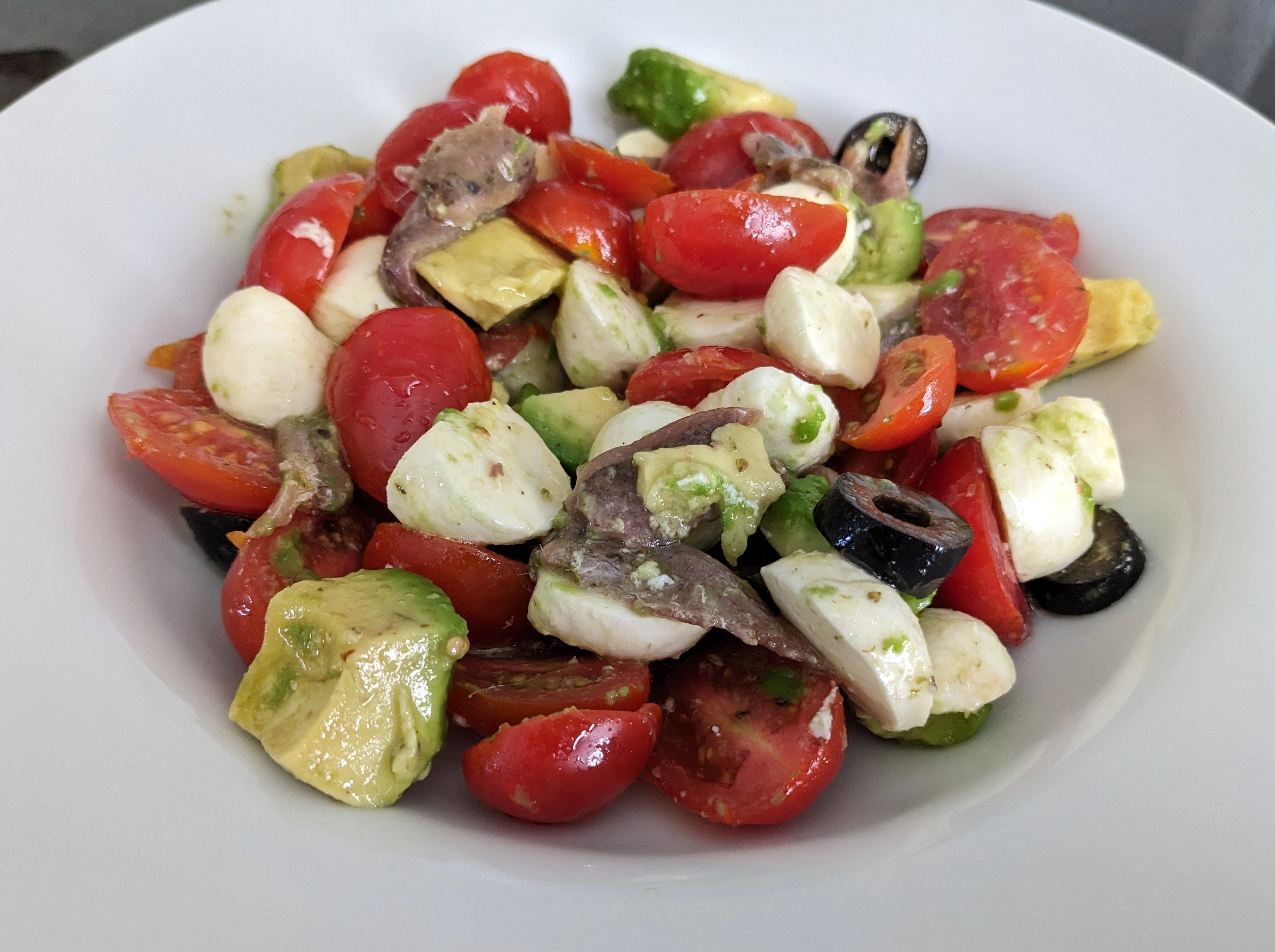 Ensalada caprese con aguacate